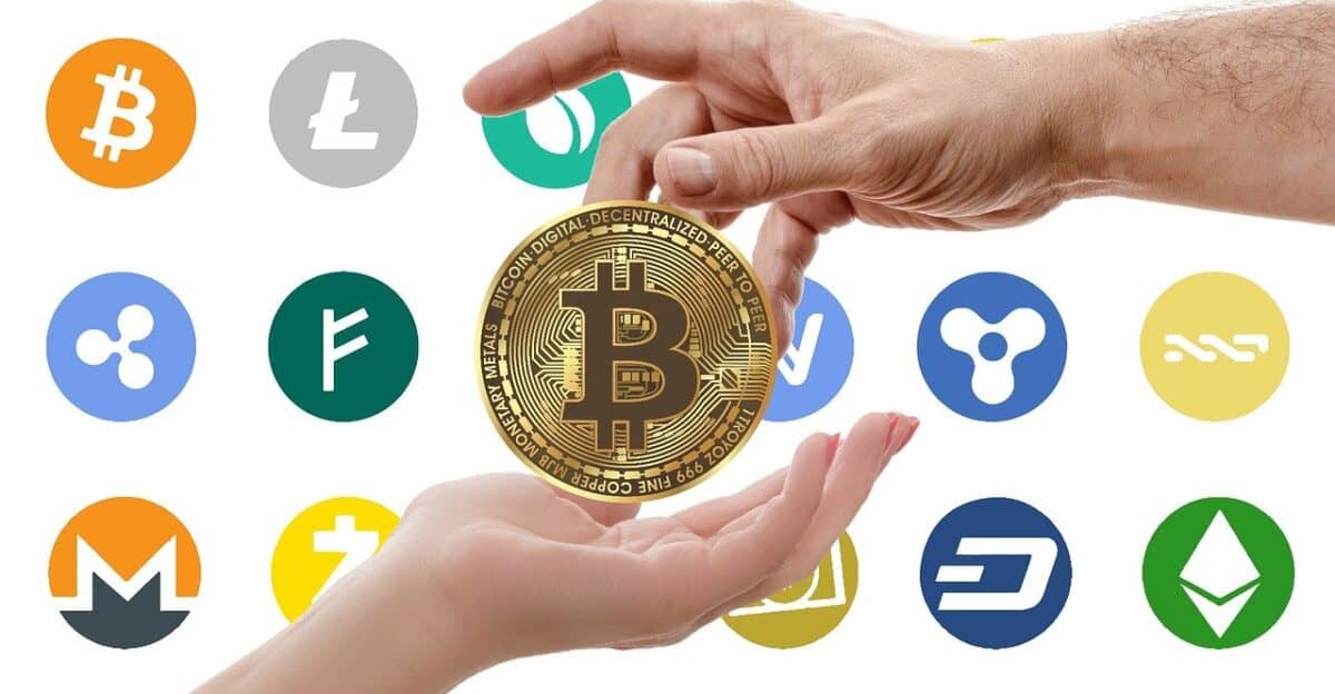 Při výběru metody investování do kryptoměn doporučujeme zvážit pravidelnost investicí, poplatky, uživatelské recenze a v neposlední řadě také uživatelské rozhraní.