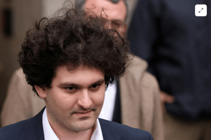 Sam Bankman-Fried, zakladatel zkrachovalé kryptoměnové burzy FTX, opouští po soudním jednání federální soud na Manhattanu v New Yorku. Snímek vznikl 3. ledna 2023 v době, kdy čelil obviněním z rozsáhlého podvodu spojeného s kolapsem FTX. Bankman-Fried byl později odsouzen za sedm trestných činů a dostal 25 let vězení.