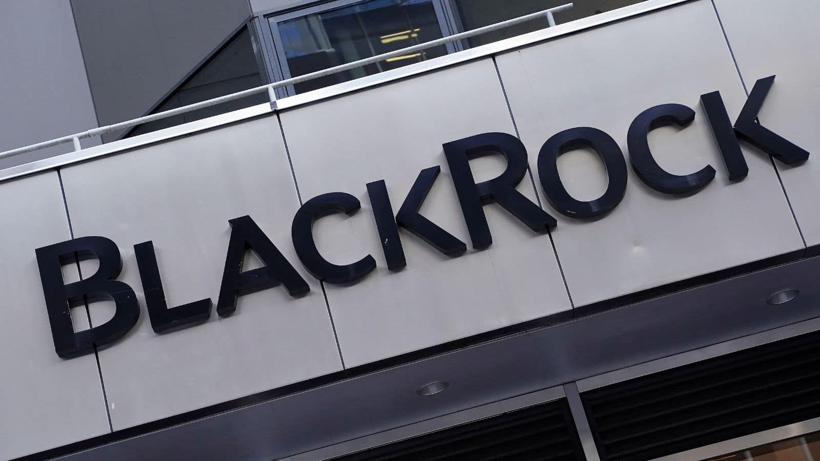 BlackRock drží přes 800 000 bitcoinů a dál nakupuje