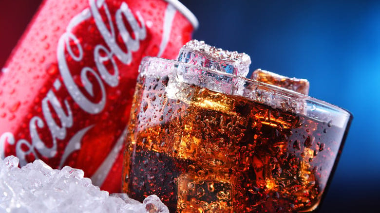 Coca-Cola drtí inflaci i konkurenci: marže rostou, akcie letos +20 %, celý sektor zůstává pozadu