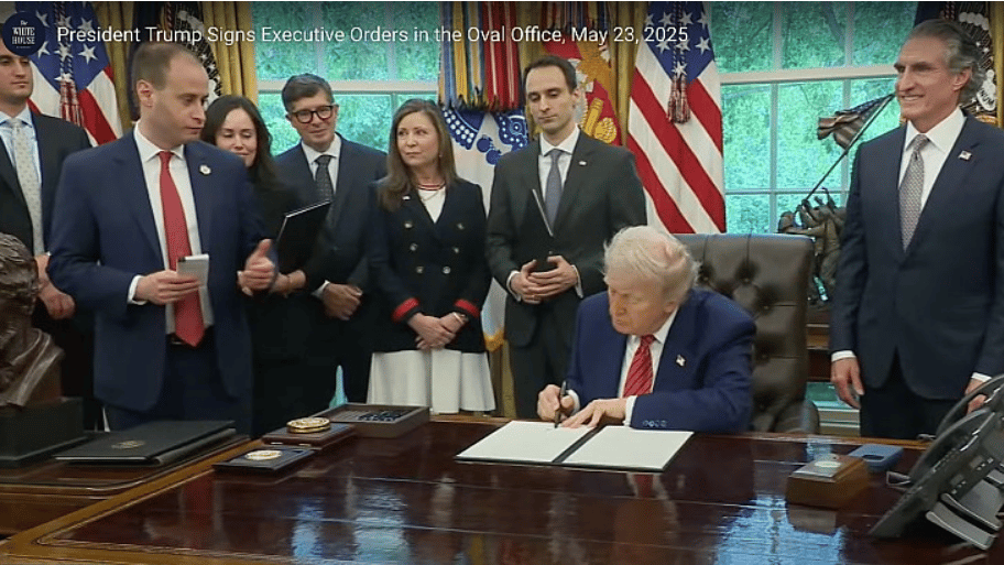 Donald Trump podepisuje 4 exekutivní příkazy, které mají podpořit jadernou energetiku v USA