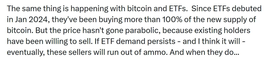 Příspěvek Matta Hougana, ve kterém upozorňuje, že od svého debutu v lednu 2024 ETF nakupují více než 100 % nové nabídky Bitcoinu. Cena se však nestala parabolickou, protože stávající držitelé byli ochotni prodat.