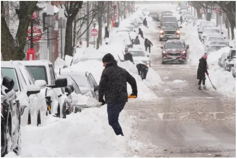 Obyvatelé vytahují svá auta v jižní části Bostonu po zimní bouři, která v pondělí 26. ledna 2026 v Bostonu přinesla více než stopu sněhu v celém regionu.