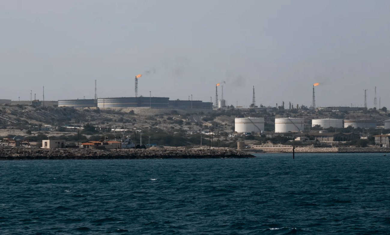 Pohled na ropná zařízení na ostrově Kharg v Perském zálivu asi 1 250 km jižně od Teheránu.