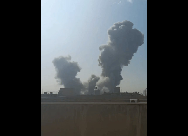 Výbuchy v centru Teheránu po útocích USA a Izraele.