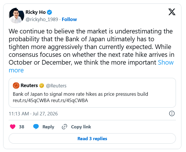 Analytik Ricky Ho upozorňuje, že trh může podceňovat riziko agresivnějšího zpřísňování měnové politiky Bank of Japan. Podle něj je důležitější celkový směr sazeb než otázka, zda další zvýšení přijde v říjnu, nebo až v prosinci. 