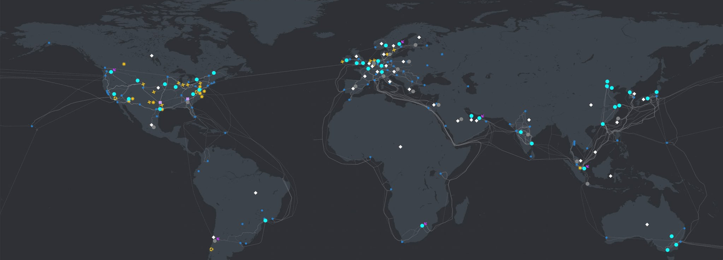 Širší globální infrastruktura platformy Azure – cloudové regiony, síťové uzly a optická propojení mezi nimi. 