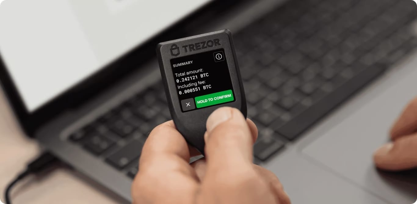 Úschova bitcoinu na Trezoru.