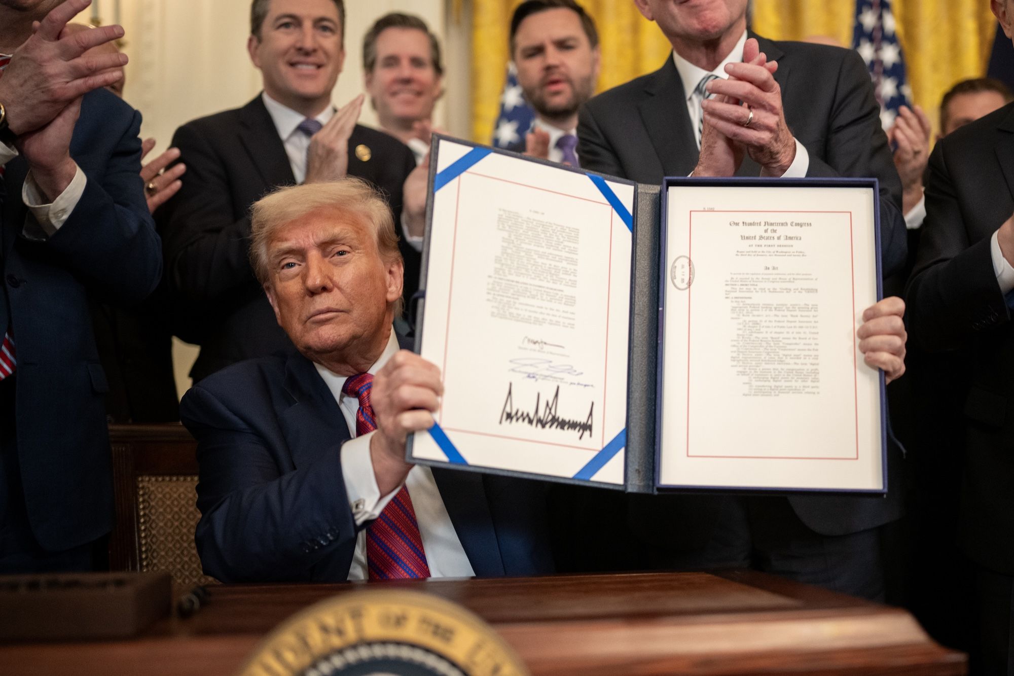 Prezident USA Donald Trump podepisuje zákon GENIUS ohledně stablecoinů. Zdroj: Bílý dům
