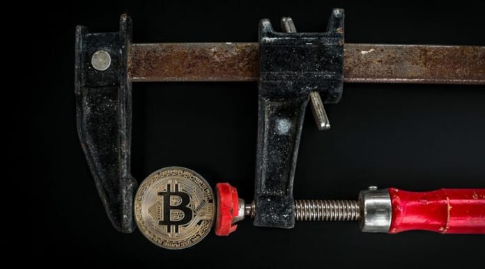 Máme za sebou další těžký propad a Bitcoin momentálně bojuje o úroveň 7 400 USD