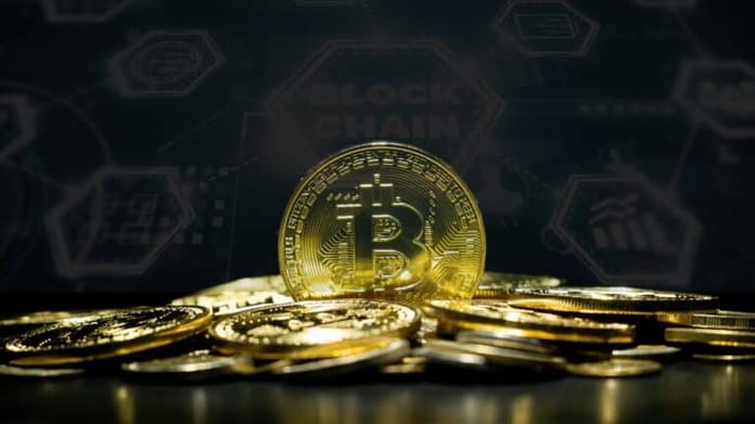 Bitcoin dnes atakuje cenu 44 000 USD, od rána posílil o 5% – nováčci pozor na přehnaný optimismus