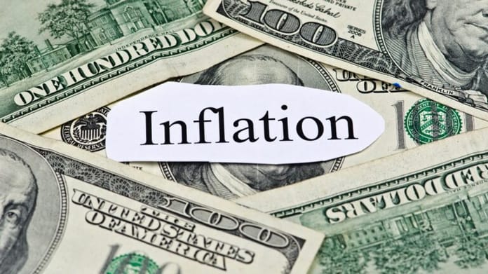 Inflace v USA klesá šestý měsíc v řadě na 6,5 %