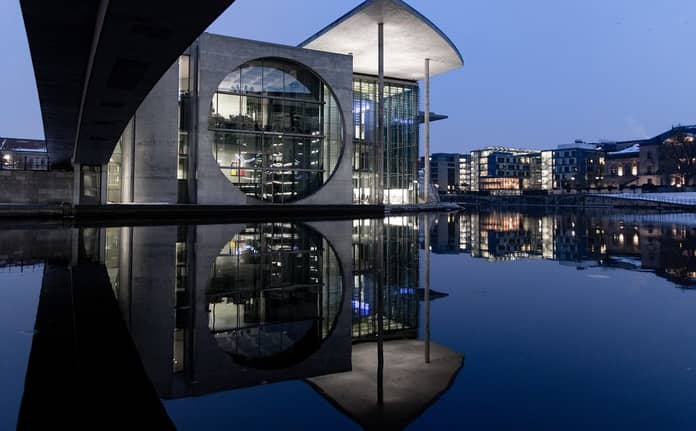 city mesto architektura voda vecer kryptomagazin