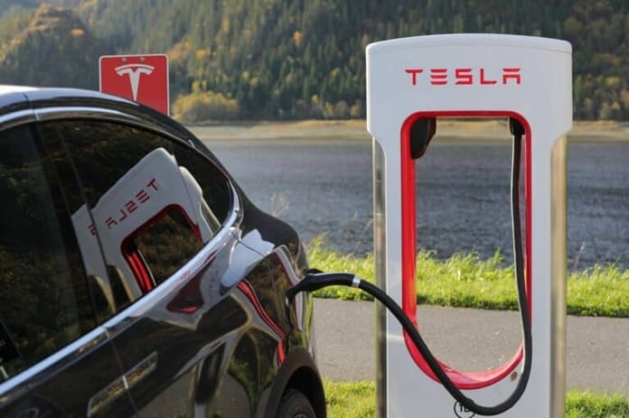 Tesla nákupem BTC vydělala víc než za celý rok prodejem elektromobilů