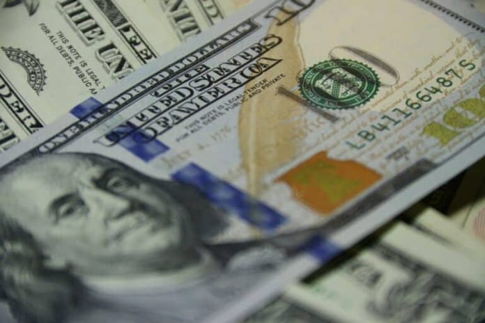 Robert Kiyosaki varuje: Dolar se do 4 měsíců může zhroutit!