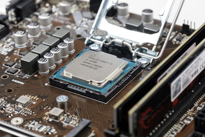 Intel plánuje vstoupit do závodu o čipy na těžbu bitcoinu
