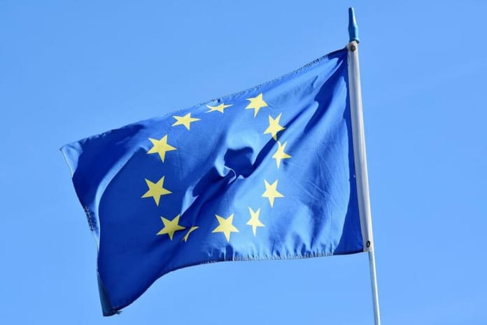 Zpráva EU doporučuje přehodnotit regulaci DeFi