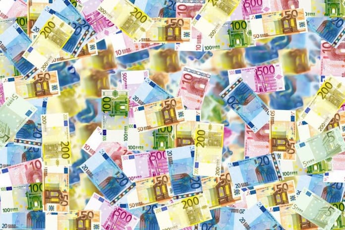Euro podruhé od roku 2002 klesá pod americký dolar a dostává se na dvacetileté minimum