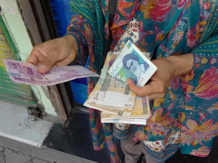 Írán v prudké inflaci škrtá 4 nuly ze svých bankovek a mění název měny