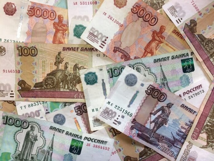Desetina Rusů je připravena dostávat mzdu v digitálním rublu