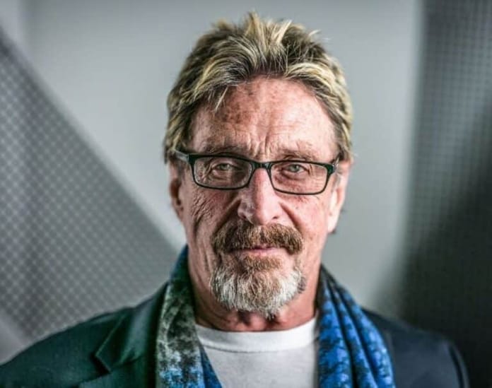John McAfee varuje před podvody vlád a radí: Pořiďte si zbraň