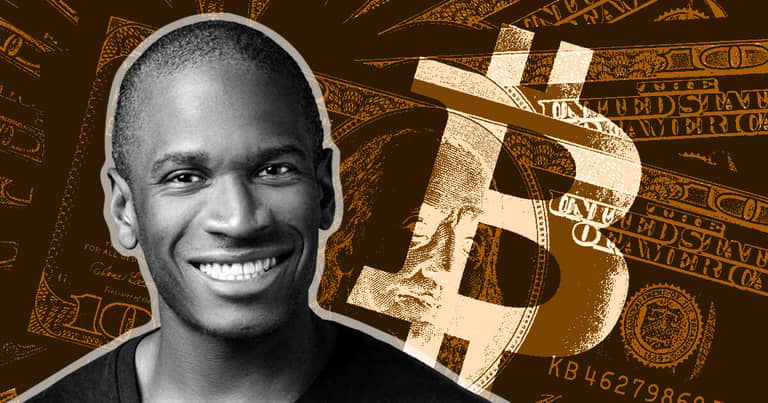 Arthur Hayes na pozadí s bitcoinem