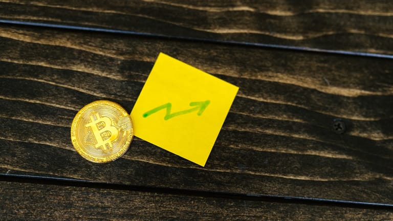 Bitcoin letí na Měsíc – Cena trhá rekordy – Vydrží?