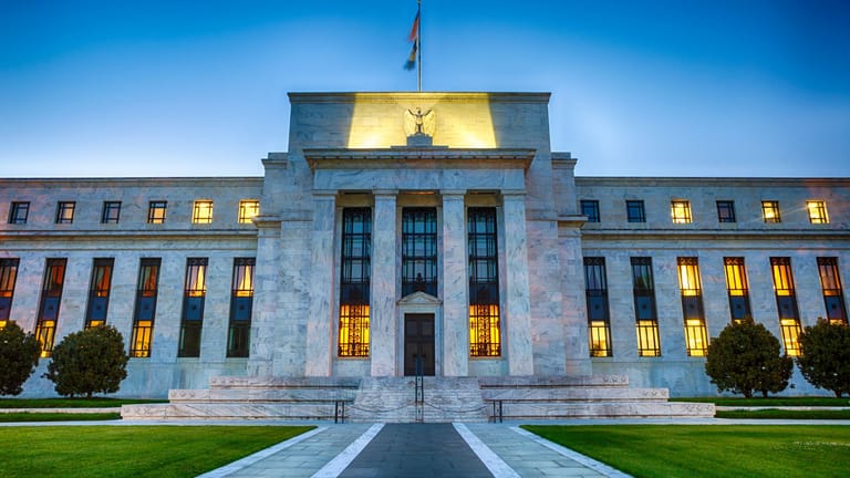 Fed schválil růst úrokových sazeb o 0,5 procentního bodu – První zvolnění