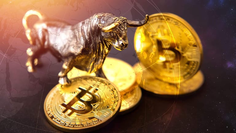 Cena bitcoinu je stabilní u 27 000 USD, Bitcoin open interest stoupá