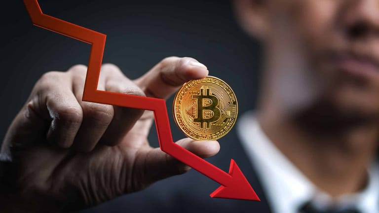 pokles BTC bitcoin cena analytici