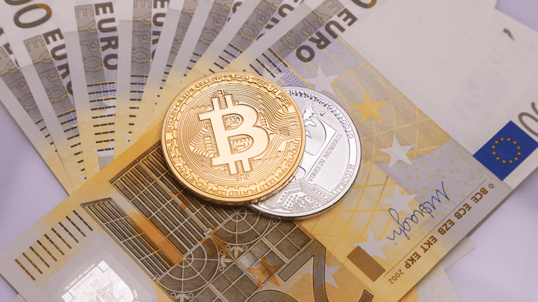 Evropa uvádí první Bitcoin ETF, zatímco USA stále váhají