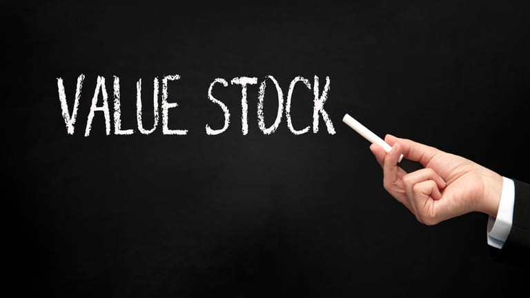 Hodnotové akcie – Jaké to jsou a jak do nich investovat + příklady