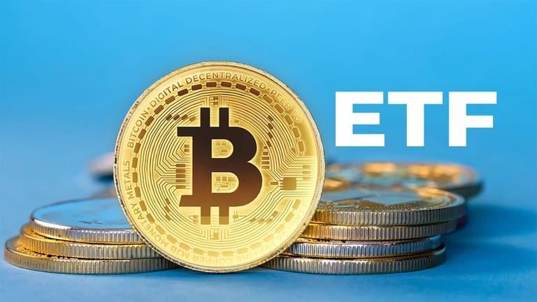 Bitcoin ETF na modrém pozadí adam back
