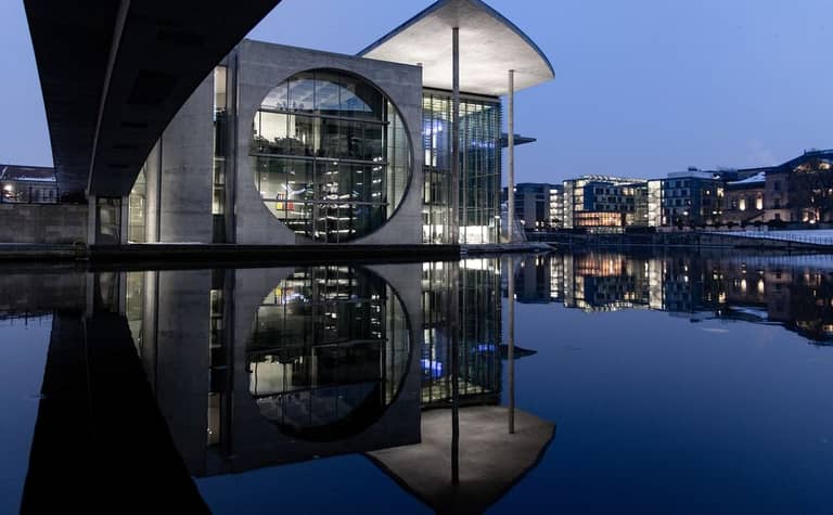 city mesto architektura voda vecer kryptomagazin