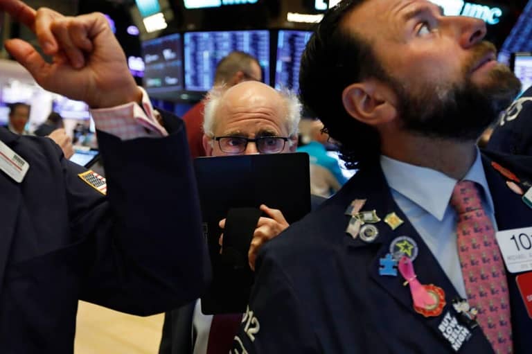 Indexy S&P 500, NASDAQ, DOW J. v pondělí reagují: Fed oznámil neomezené kvantitativní uvolňování