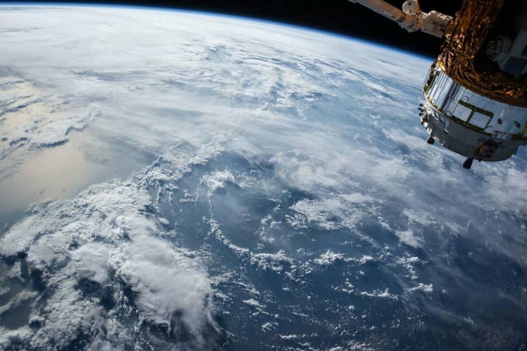 vesmír technologie blockchain startup