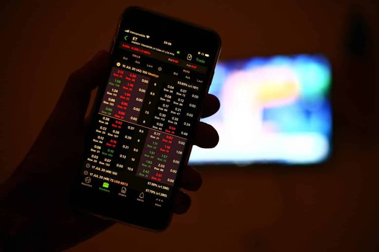 CEO Binance: Bitcoin je méně volatilní než akcie Applu a Tesly