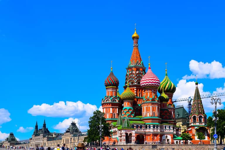 Rusko vyvíjí blockchain systém, který nahradí Swift