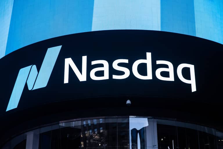 Logo trhu Nasdaq na budově.