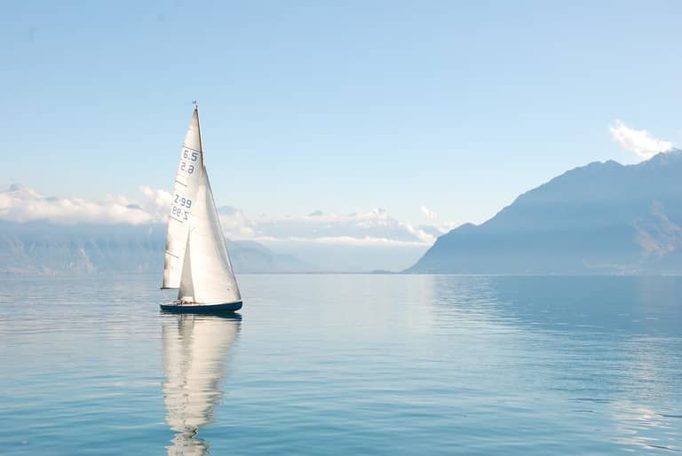 plachetnice jezero klid voda bitcoin únor volatilita