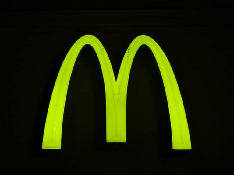 Elon Musk naléhá na McDonald’s, aby přijal dogecoin, slibuje, že bude jíst Happy Meal v televizi