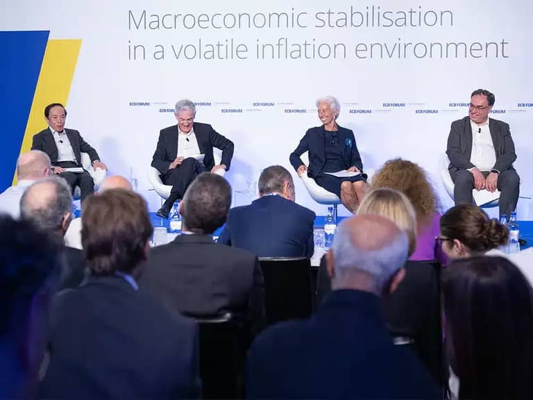 Jerome H. Powell Andrew Bailey Christine Lagarde Kazuo Ueda forum diskuze centrální banka inflace