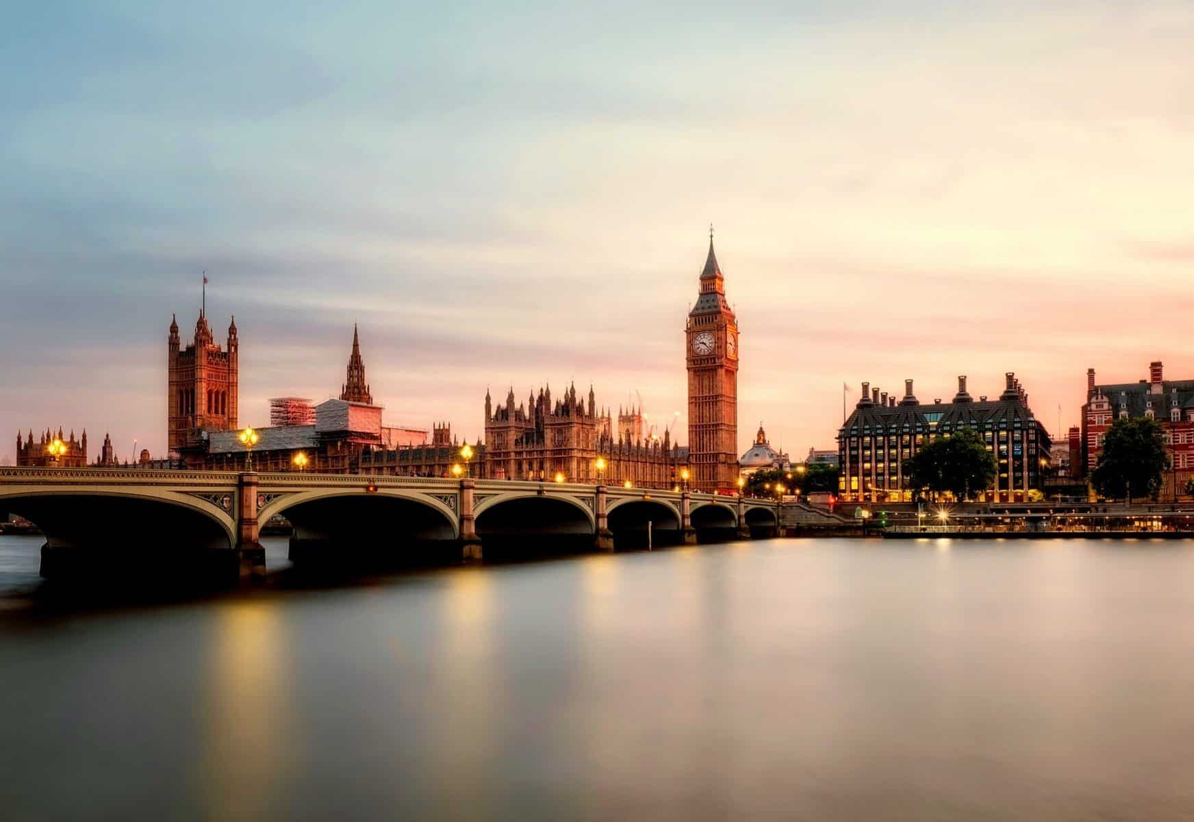 britové průzkum velká británie big ben kryptoměny hammond