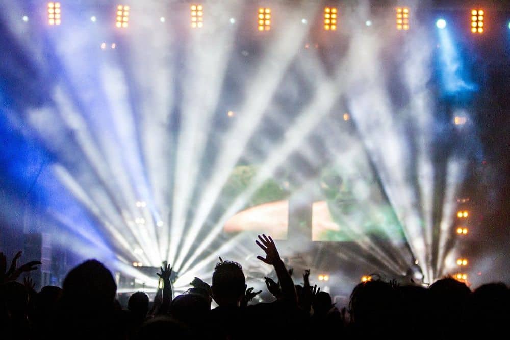 koncert dav mladí milenialove