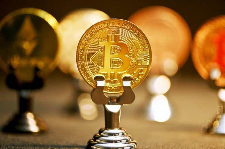 Bitcoin za posledních 30 dní překonal hlavní technologické akcie v průměru o 12 %