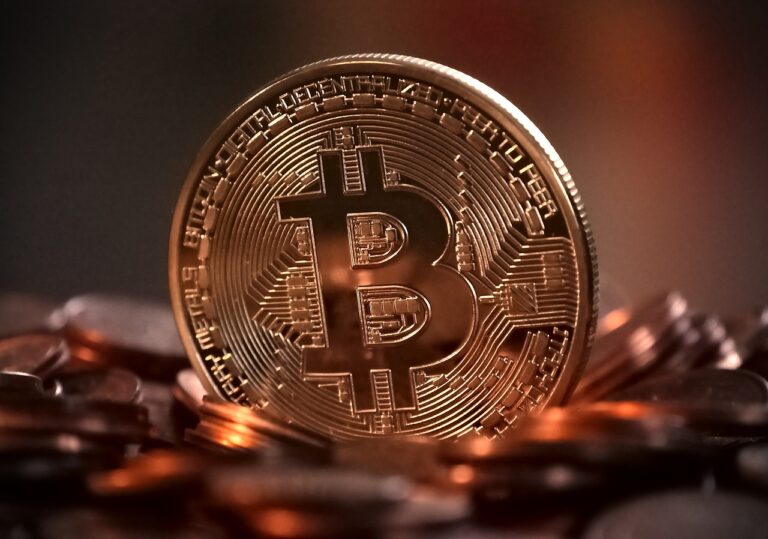 Bitcoin stagnuje kolem hranice 27 000 USD – Spadne zpátky na 15 000 USD?