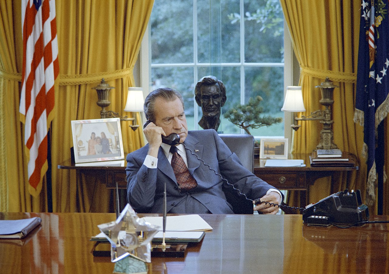 Richard Nixon v oválné pracovně. Jeho vláda musel řešit ukončení krytí dolaru zlatem. Petrodolarový systém pomohl hodnotu ochránit.