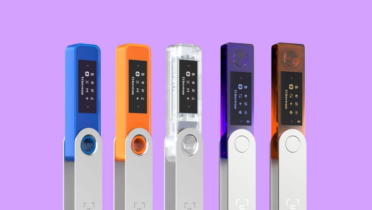 Různé barevné variace peněženky Ledger Nano X a Ledger Nano S (Zdroj: ledger.com)