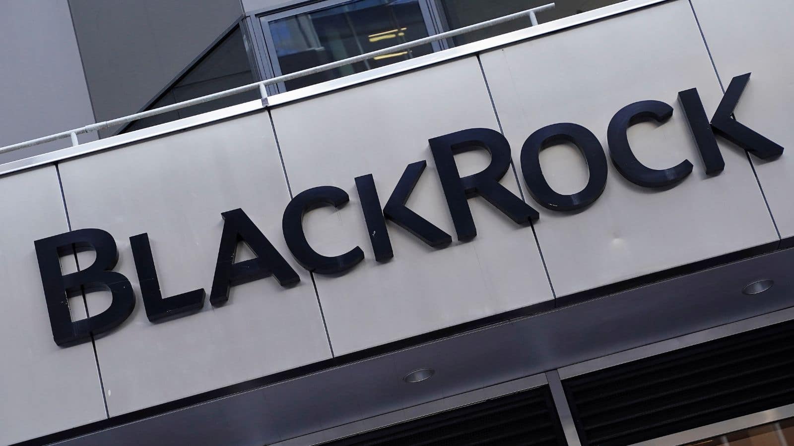 BlackRock drží přes 800 000 bitcoinů a dál nakupuje