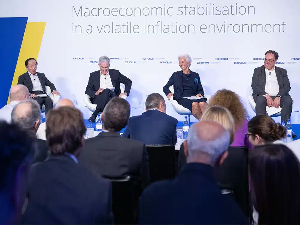 Jerome H. Powell Andrew Bailey Christine Lagarde Kazuo Ueda forum diskuze centrální banka inflace